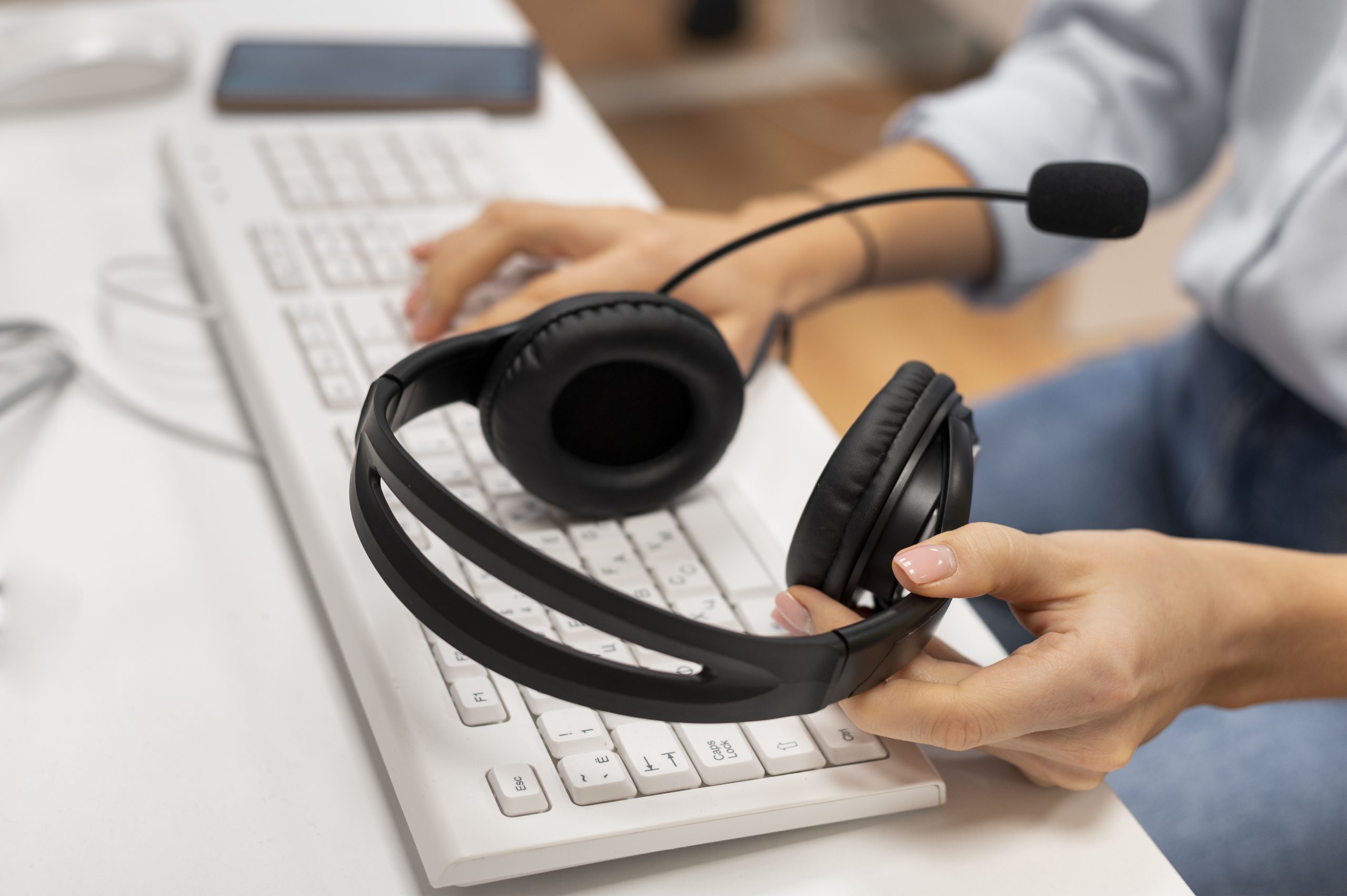 mujer que trabaja en un centro de atencion telefonica con un par de auriculares